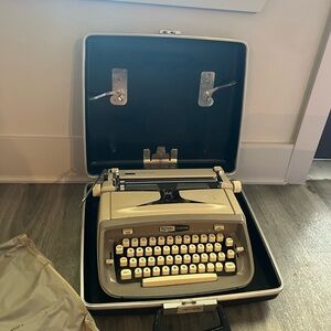 Royal Vintage Typewriter with Case, IT WORKS!